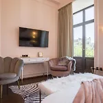 Holt Old Town Luxury Suites With Balcony