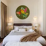 Holt Old Town Luxury Suites With Balcony