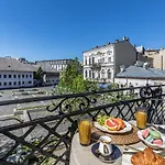 Holt Old Town Luxury Suites With Balcony
